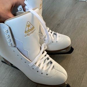 New, never worn Jackson Mystique women’s ice skates 6.5